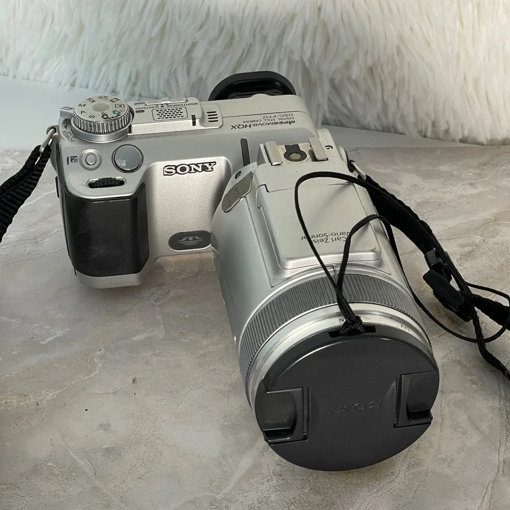 READ Sony Cyber-shot DSC-F717 Digital Camera Carl Zeiss Lens Silver Bundle Parts